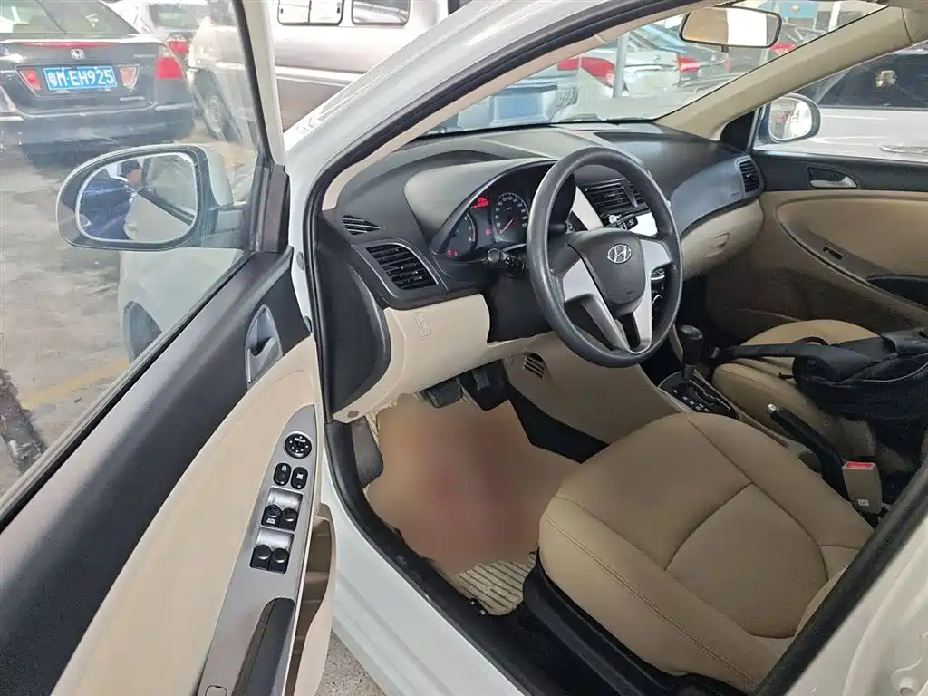 Hyundai Verna 2014 1.4L Automatic Smart GLS фото 15