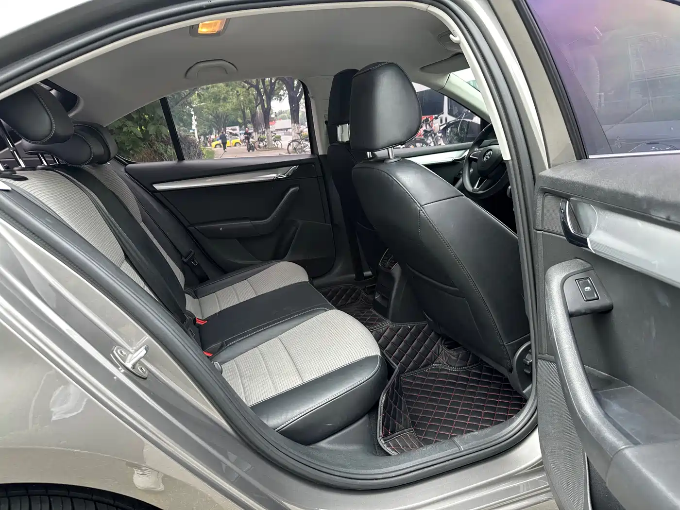 Škoda Octavia 2017 1.6L Automatic Pioneer Edition фото 13