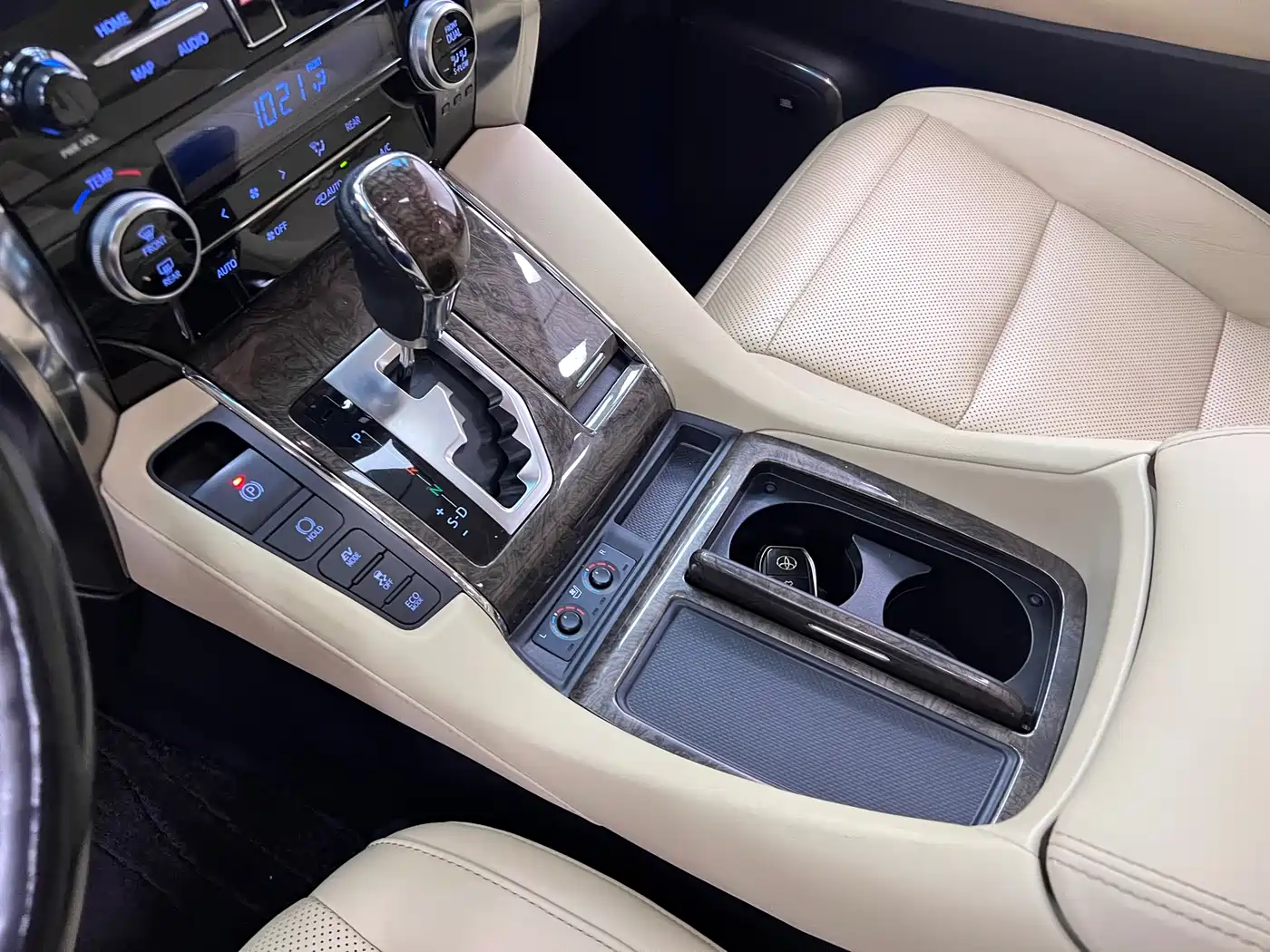 Toyota Vellfire 2021 Crown Hybrid 2.5L HV Premium Edition фото 33
