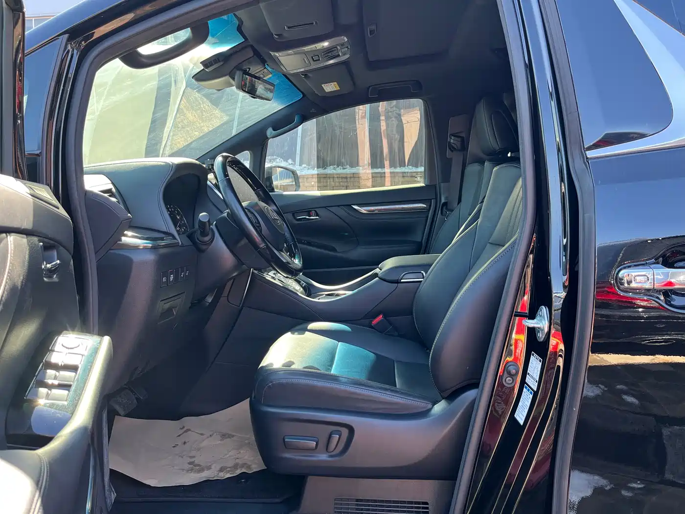 Lexus LM 2020 300h 4-Seat Imperial Edition фото 7