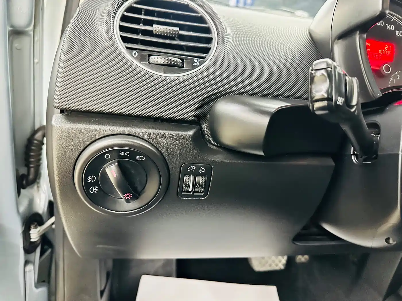 Volkswagen Beetle 2010 1.8T BlackOrange Luxury Edition фото 35