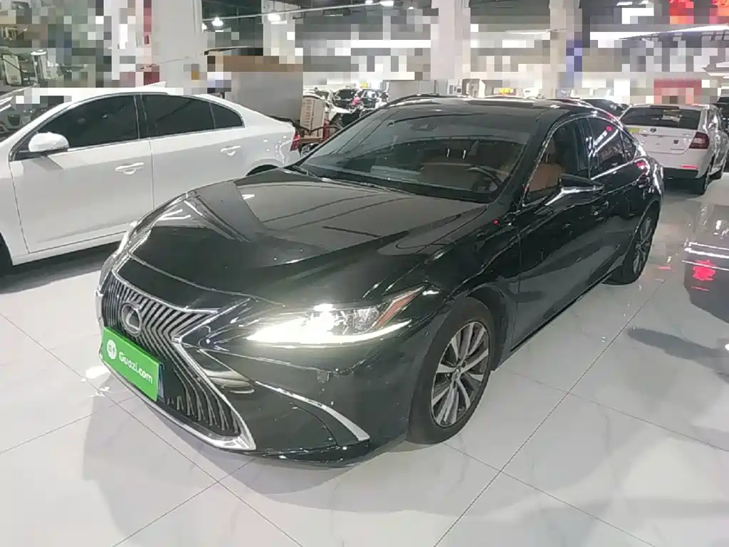 Фото 1 - Lexus ES