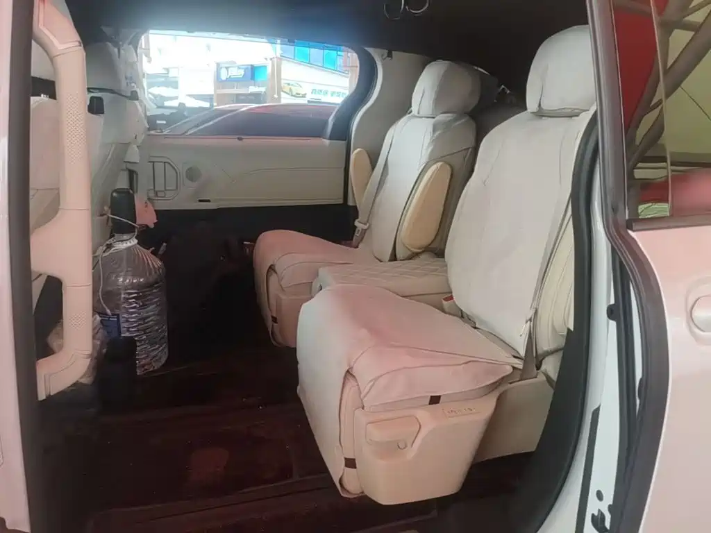Photo 13 - Toyota Sienna