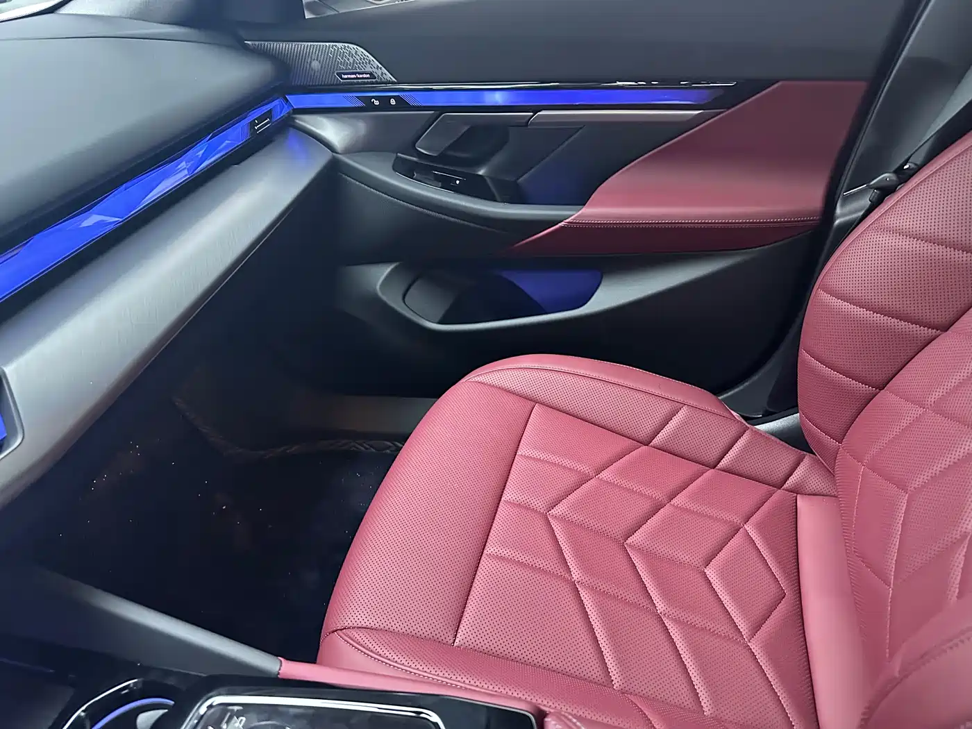 BMW 5 Series 2025 530Li Leading M Sport Package фото 7