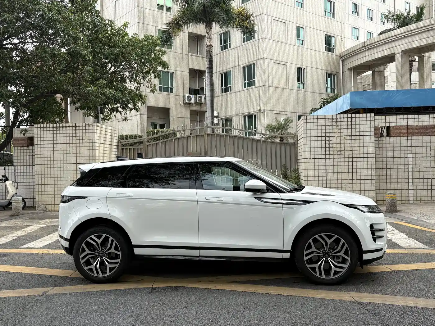 Land Rover Range Rover Evoque 2023 Range Rover Evoque L 249PS Luxury Edition фото 7