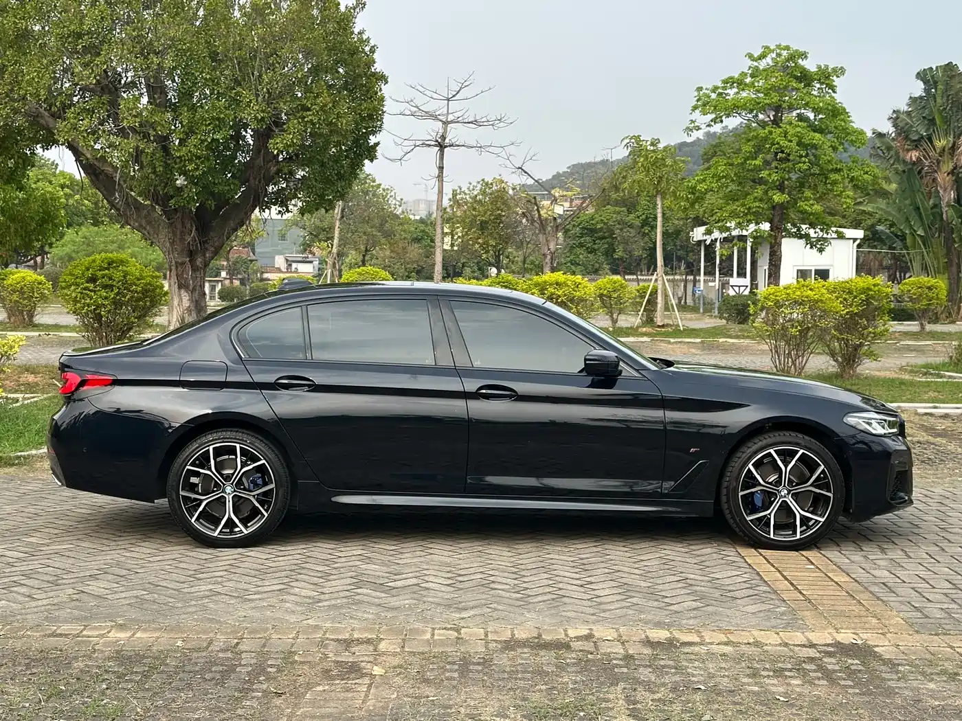 BMW 5 Series 2021 530Li Leading M Sport Package фото 10