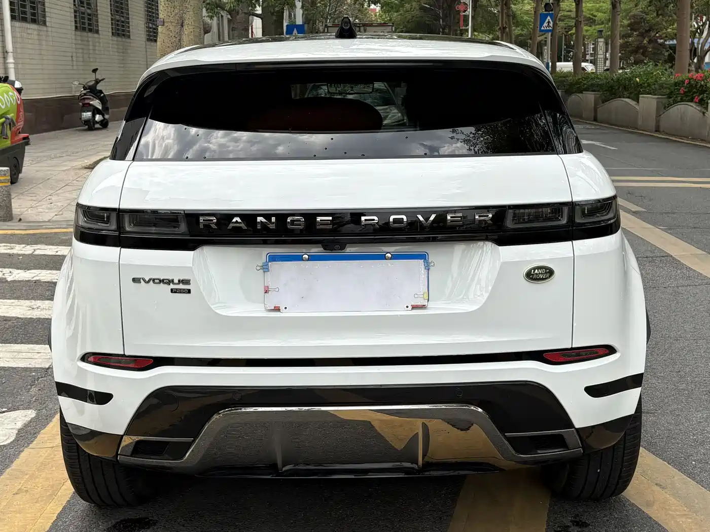 Land Rover Range Rover Evoque 2023 Range Rover Evoque L 249PS Luxury Edition фото 4