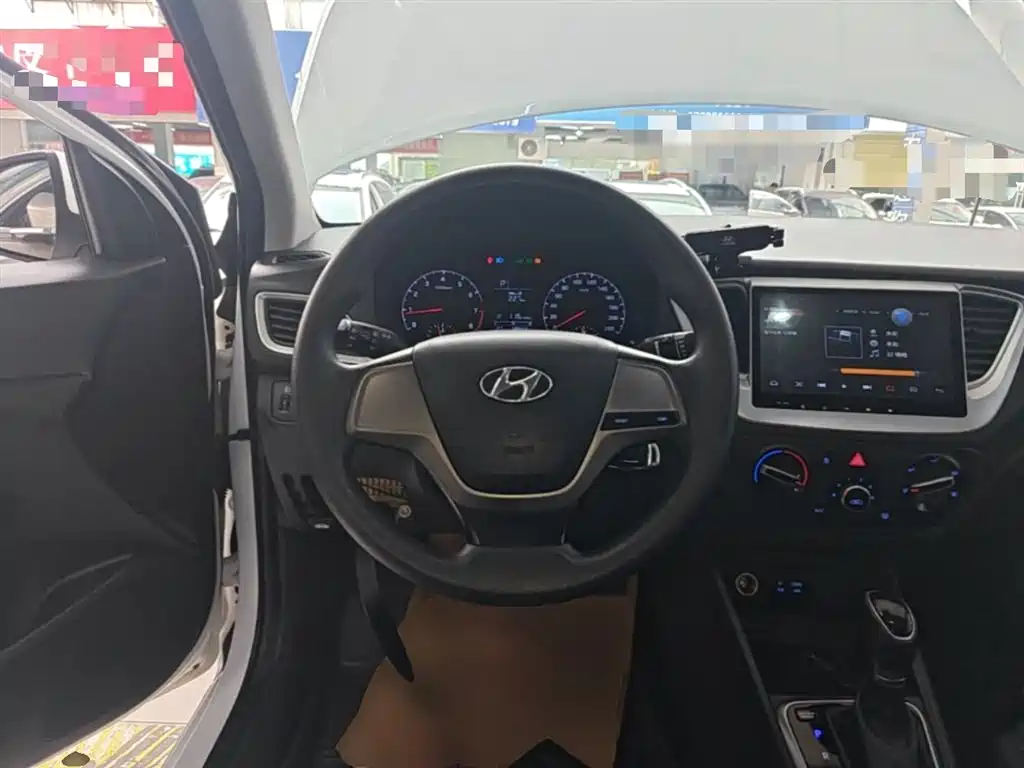 Hyundai Verna 2016 1.4L Automatic Cool Edition GLS фото 11
