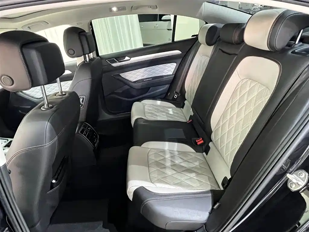 Volkswagen Magotan 2023 Model 2 Million Commemorative Edition 330TSI DSG Luxury фото 16