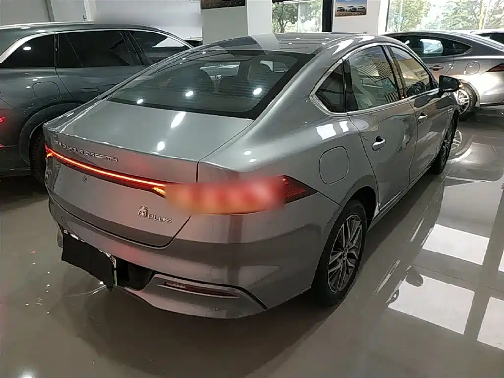 BYD Qin PLUS 2023 Champion Edition DM-i 120KM Excellence фото 7