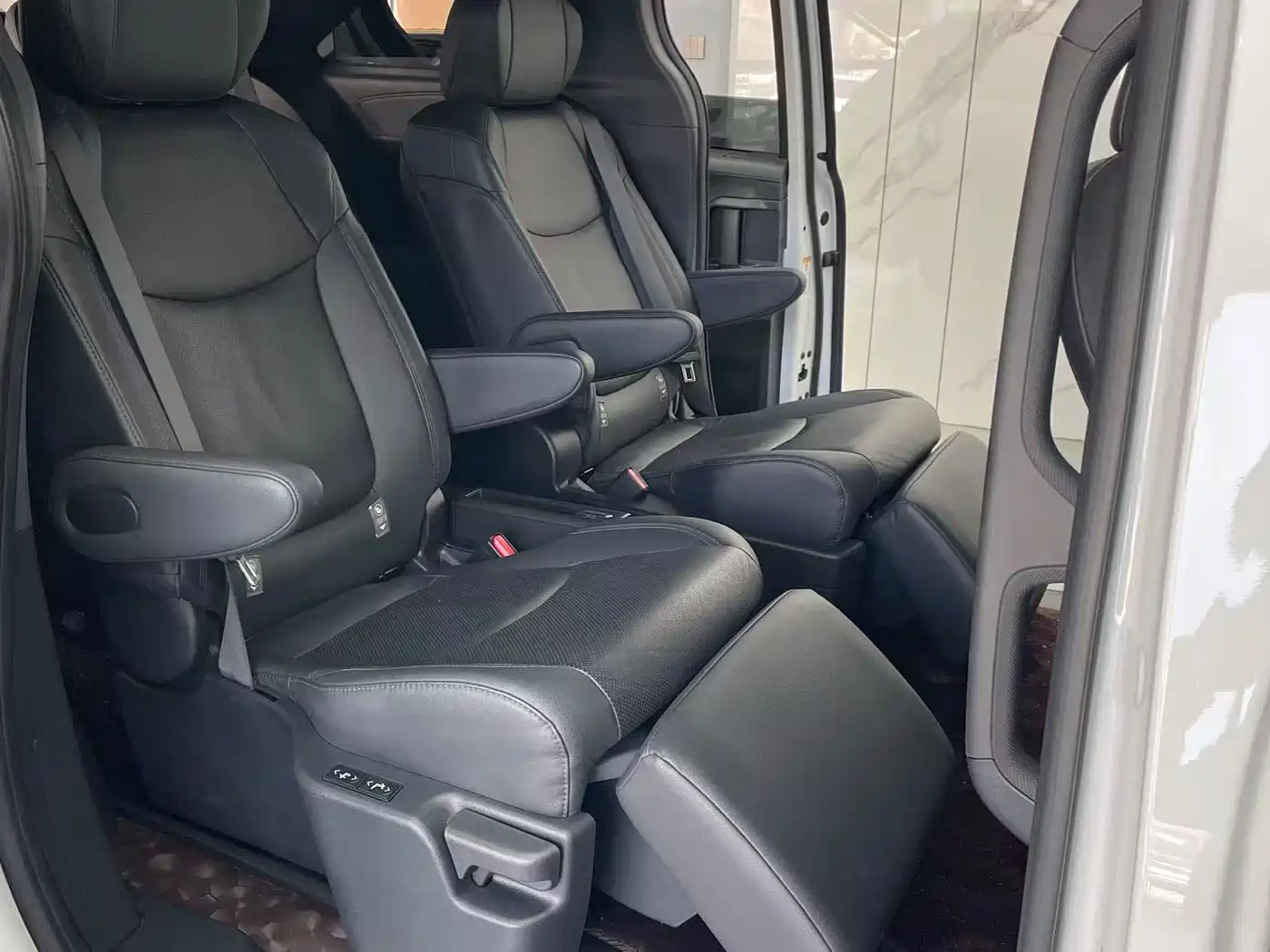 Toyota Sienna 2021 2.5L Hybrid Premium Edition фото 17