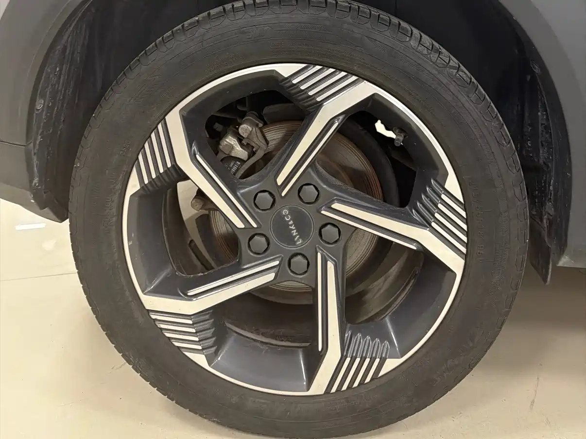 Lynk & Co 06 EM-P 2023 1.5T Remix PHEV Pro фото 15