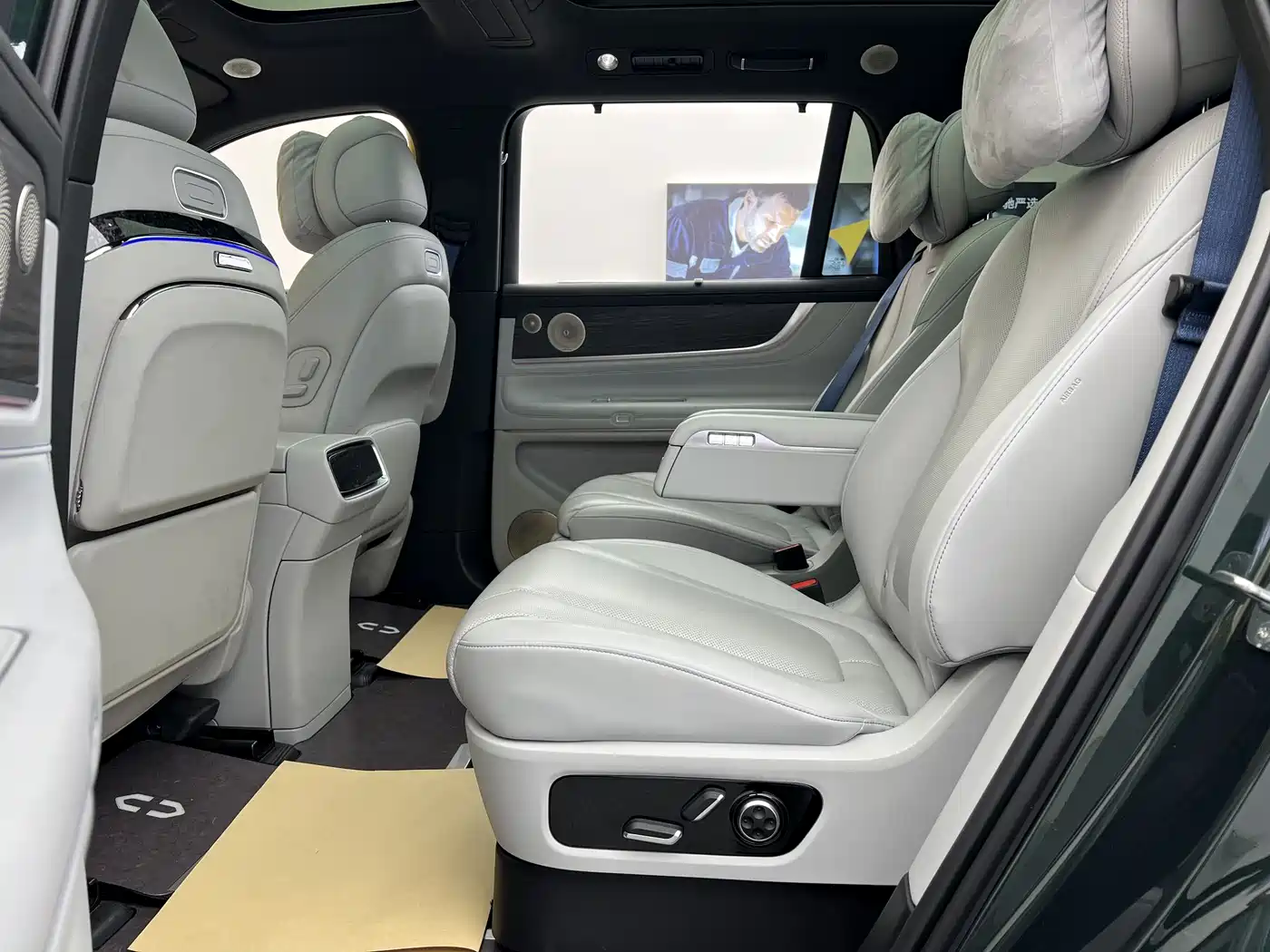 AITO Wenjie AITO M9 2024 Extended Range Ultra 42kWh 6-Seater фото 5