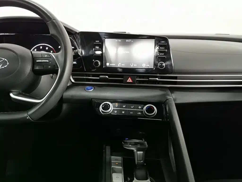 Фото 12 - Hyundai Elantra