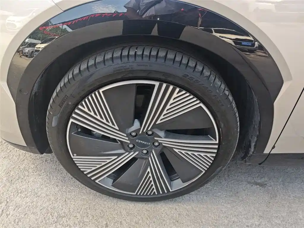 Lynk & Co 08 EM-P 2023 220km 4WD Performance Halo фото 23