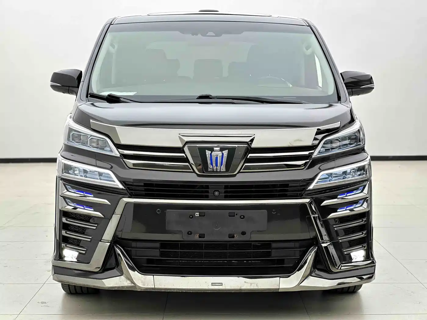 Toyota Vellfire 2020 Twin Engine 2.5L HV Luxury Edition фото 2