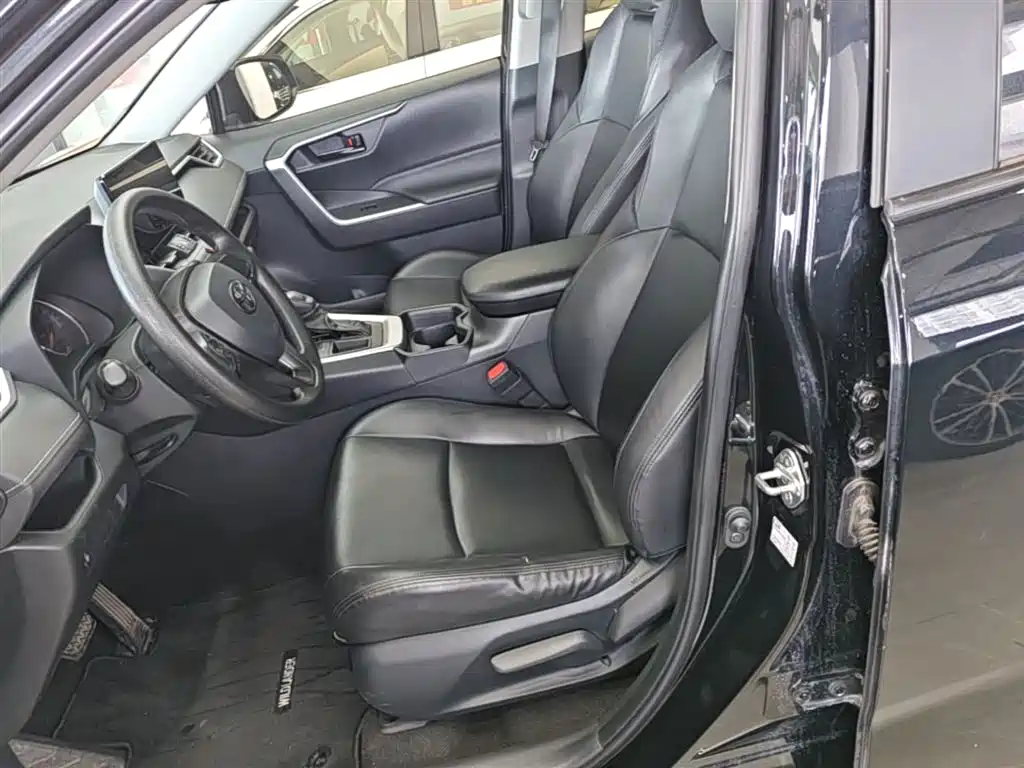 Toyota Wildlander 2023 2.0L CVT FWD LE фото 15