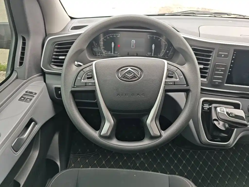 SAIC Maxus Xintu V80 2025 2025 Value Edition Aoyun 2.0T AMT Short Wheelbase Ultra-Low Roof 127Ps 5/6-seater