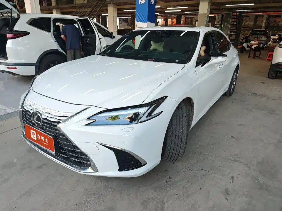 Lexus ES 2026 2025 200 Ultimate Edition