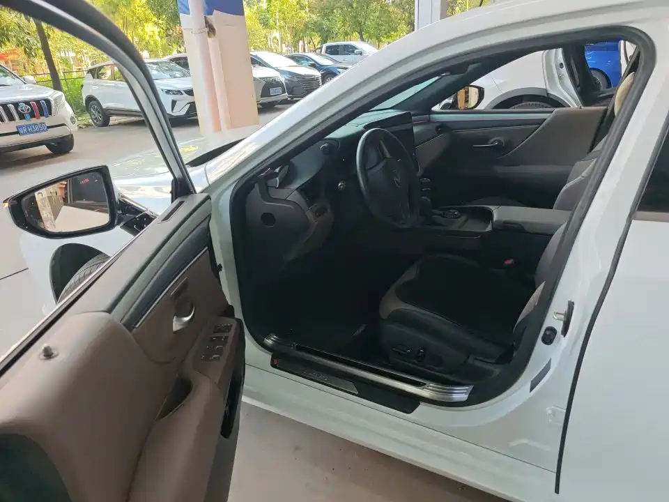 Фото 4 - Lexus ES