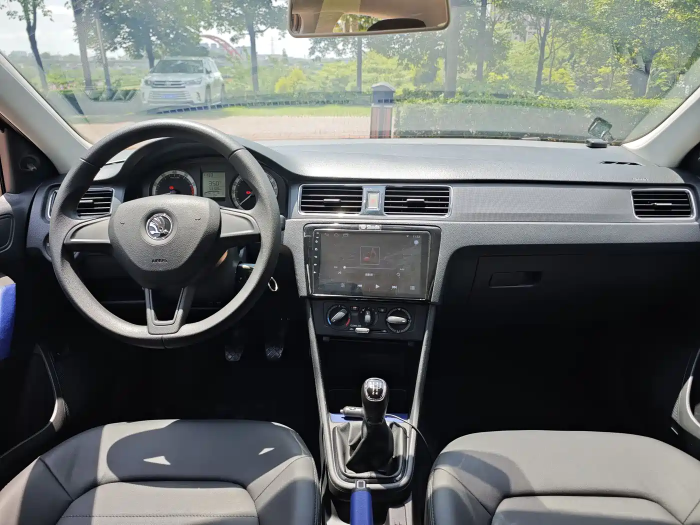 Škoda Rapid 2018 1.6L Manual Standard Edition фото 11