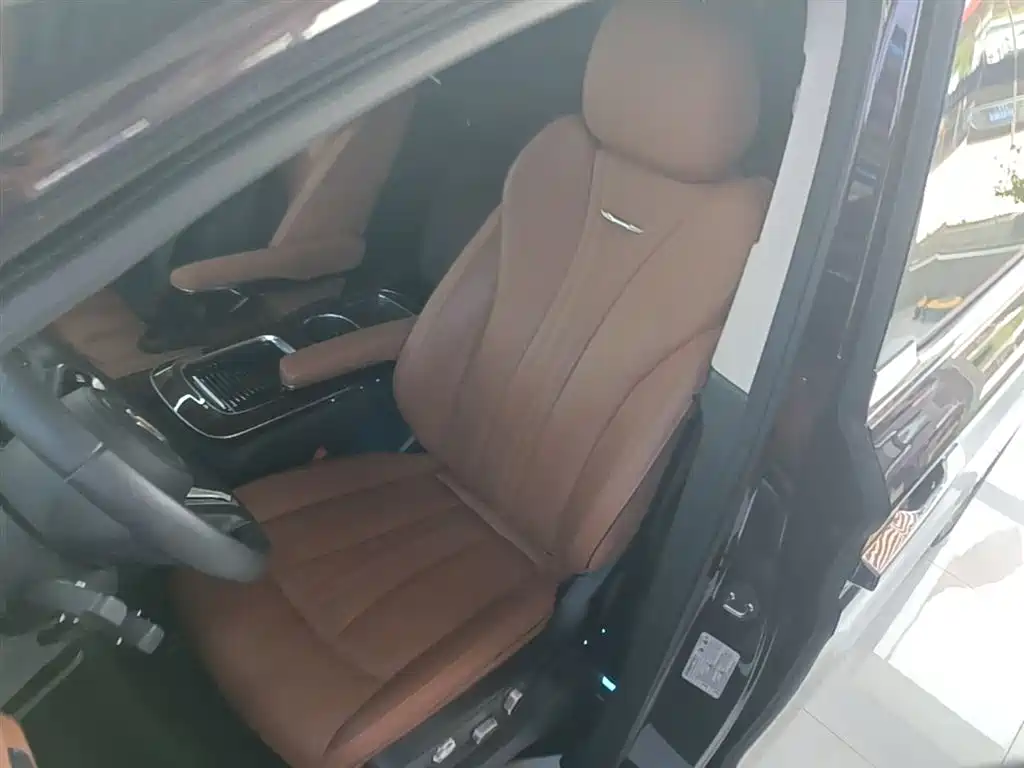 Hongqi HQ9 2023 2.0T Smart Connect Flag Enjoy Edition фото 15