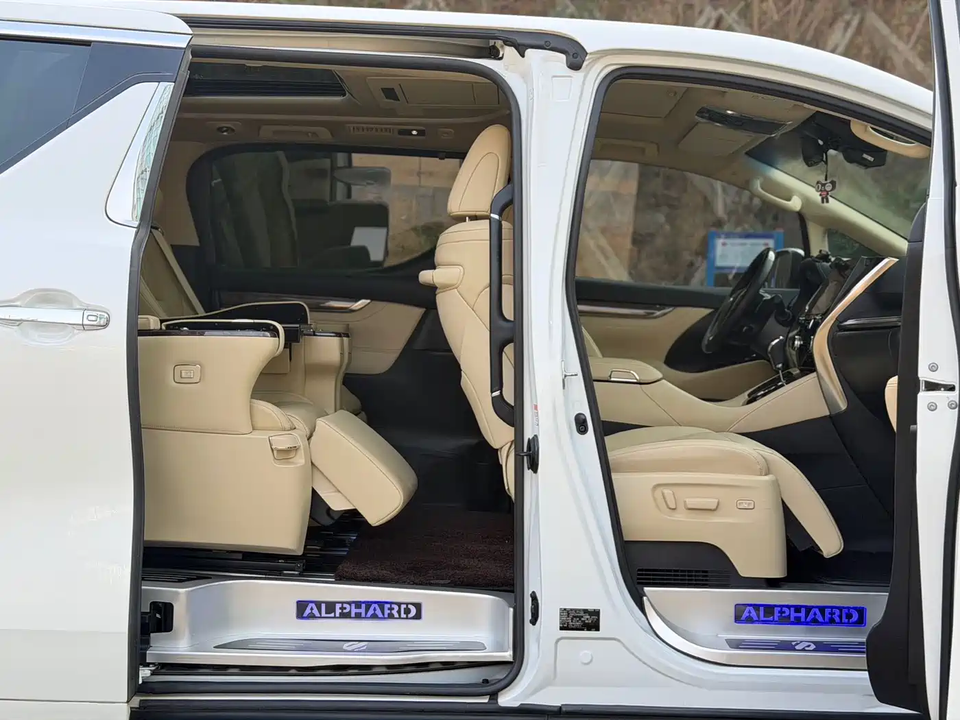Toyota Alphard 2021 Hybrid 2.5L Premium фото 16