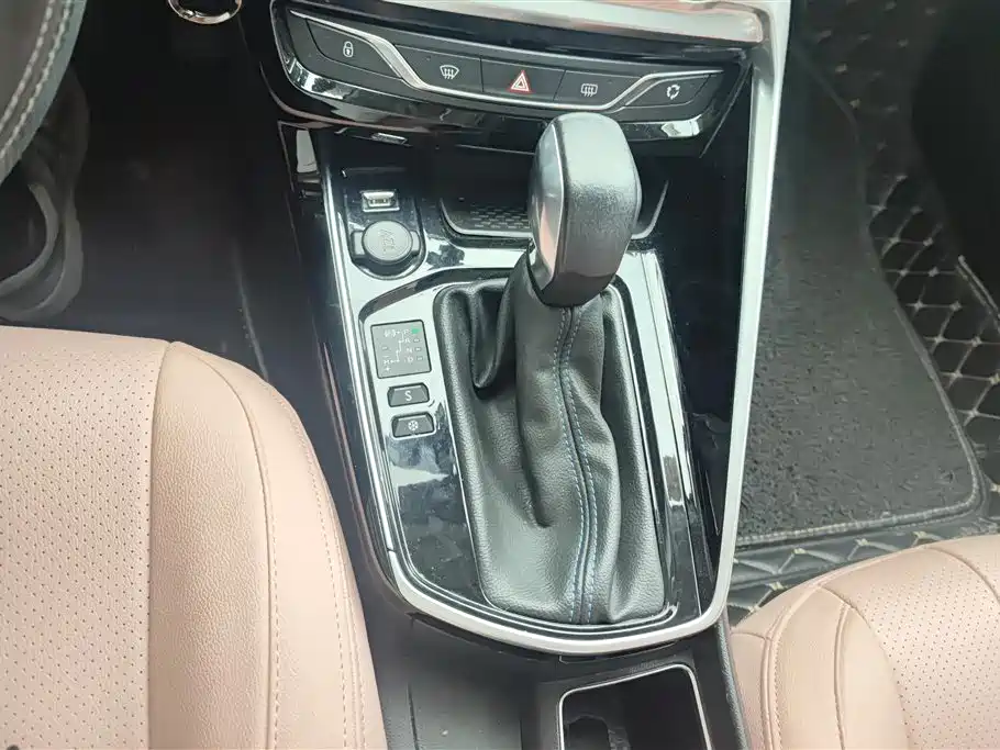 Peugeot 308 2018 1.6L Auto Luxury Edition фото 16