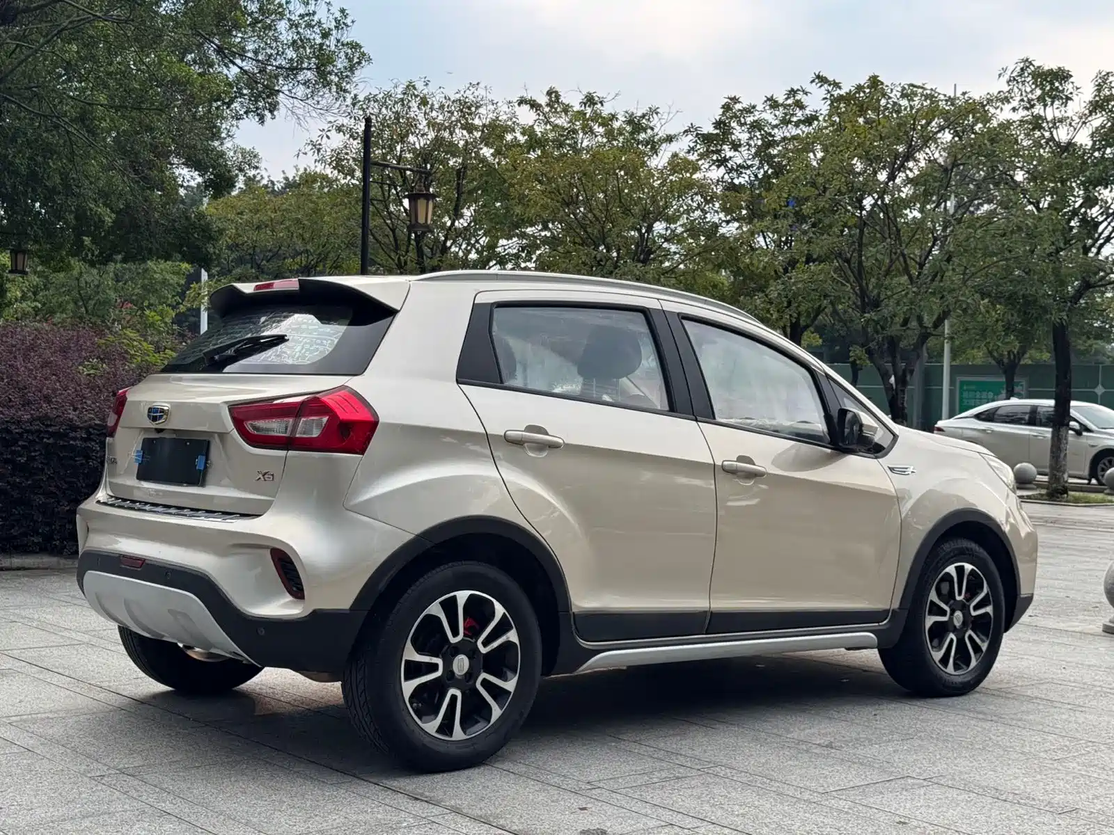 Фото 16 - Geely Vision X3