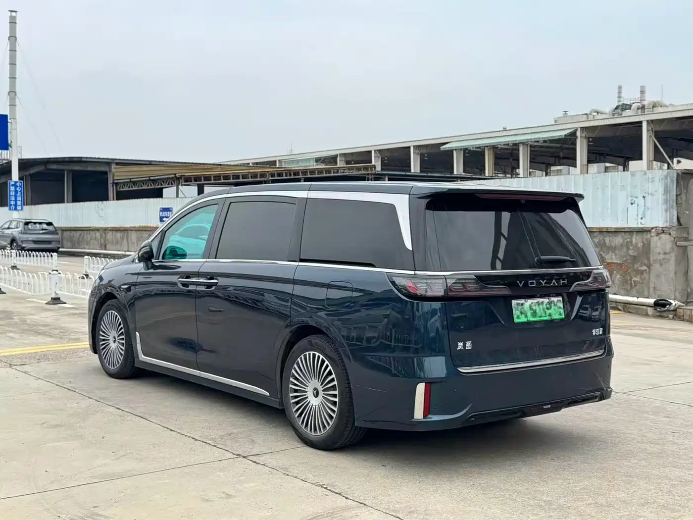 Voyah Auto Voyah Dreamer 2025 PHEV AWD Flagship Qian Kun Edition фото 4