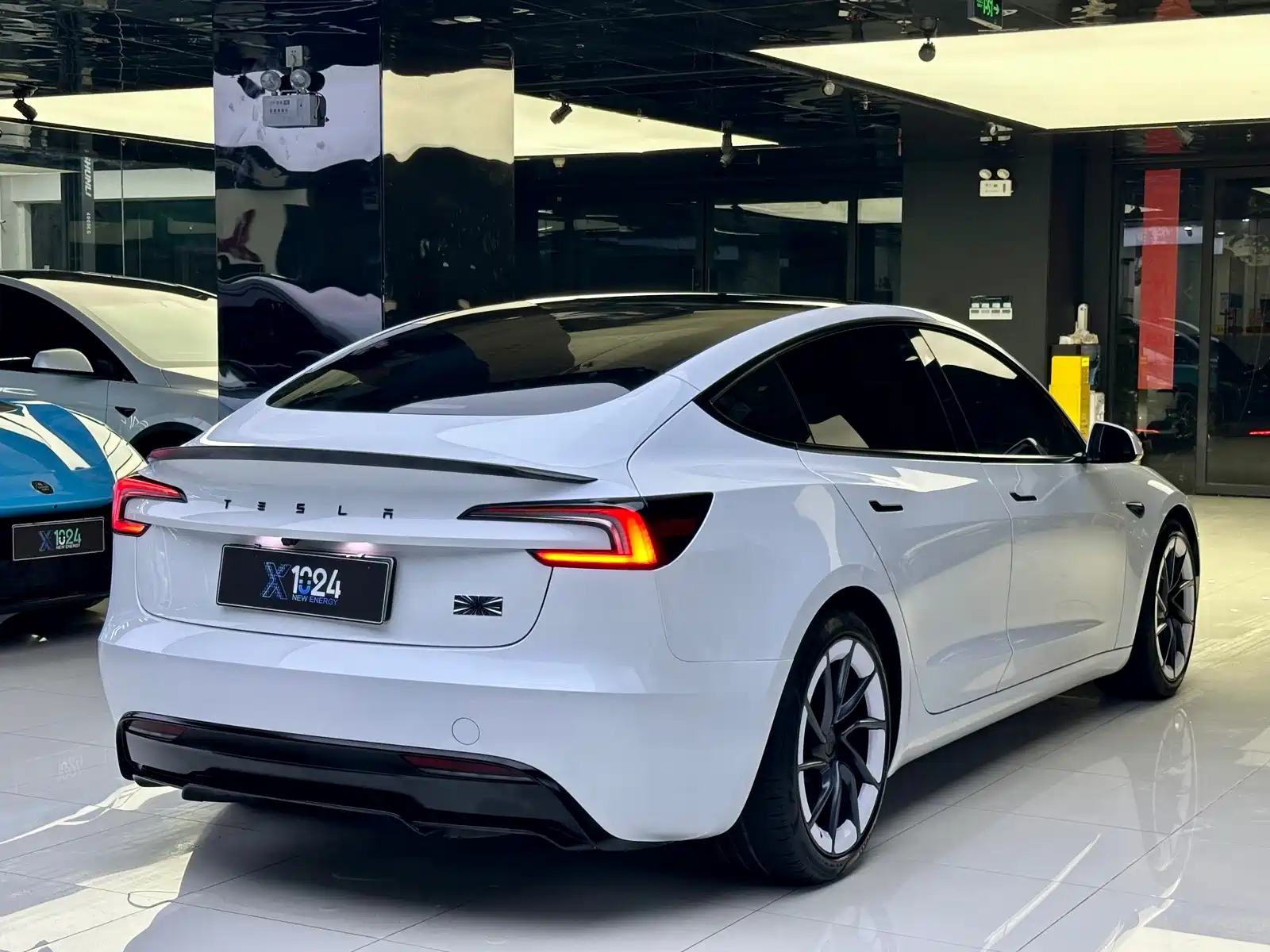Фото 4 - Tesla Model 3