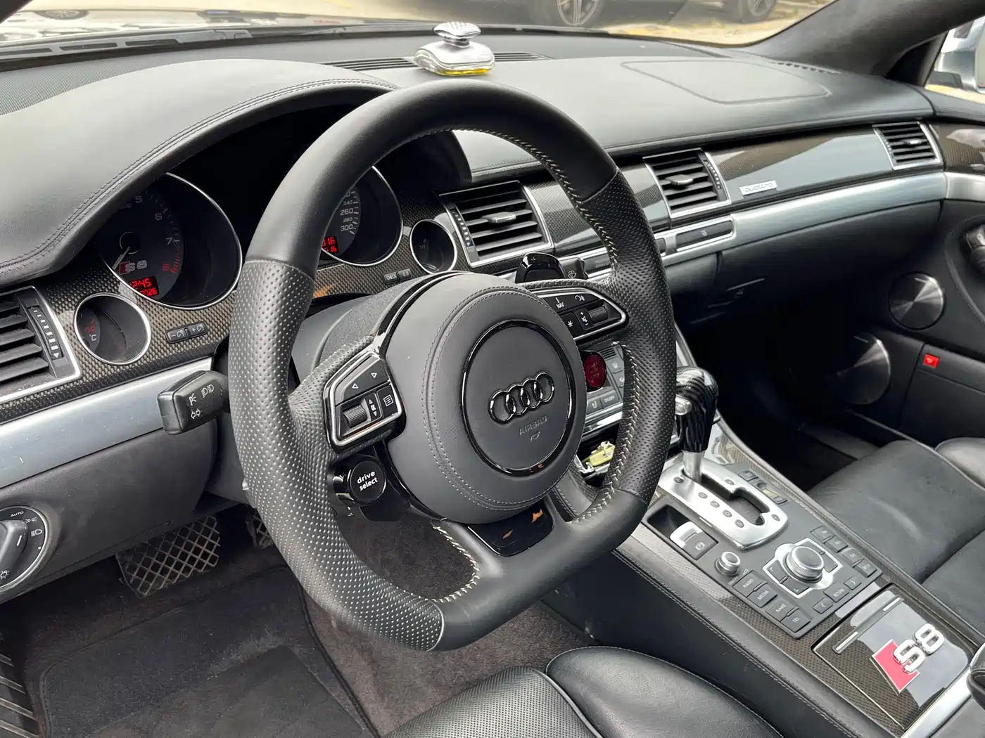 Audi S8 2008 Model S8 5.2FSI quattro фото 6