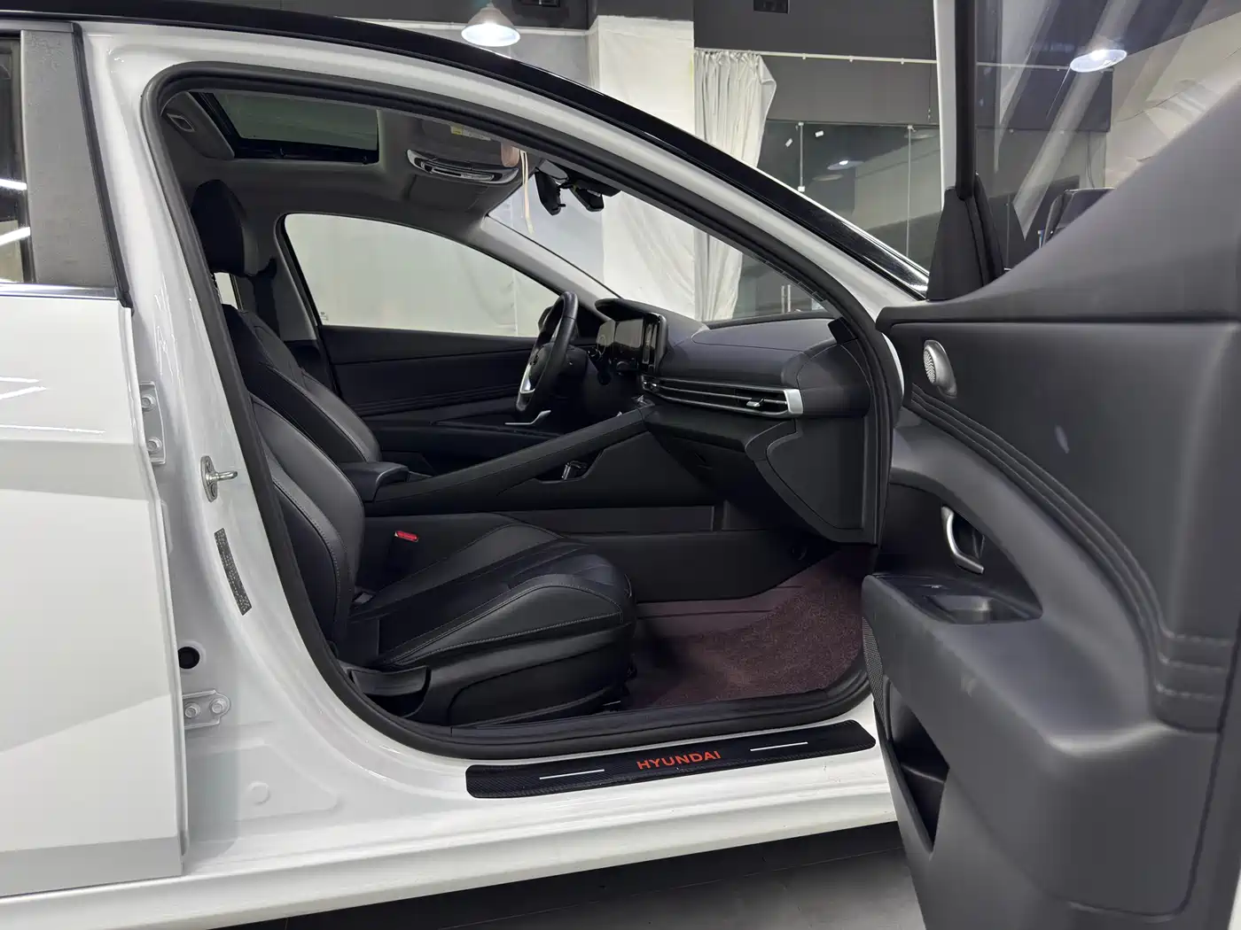 Hyundai Elantra 2023 Model 1.5L CVT LUX Premium Edition фото 14