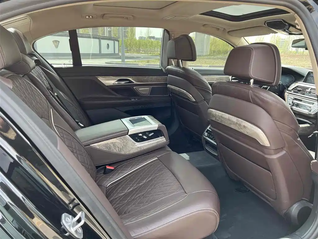 BMW 7-SERIES