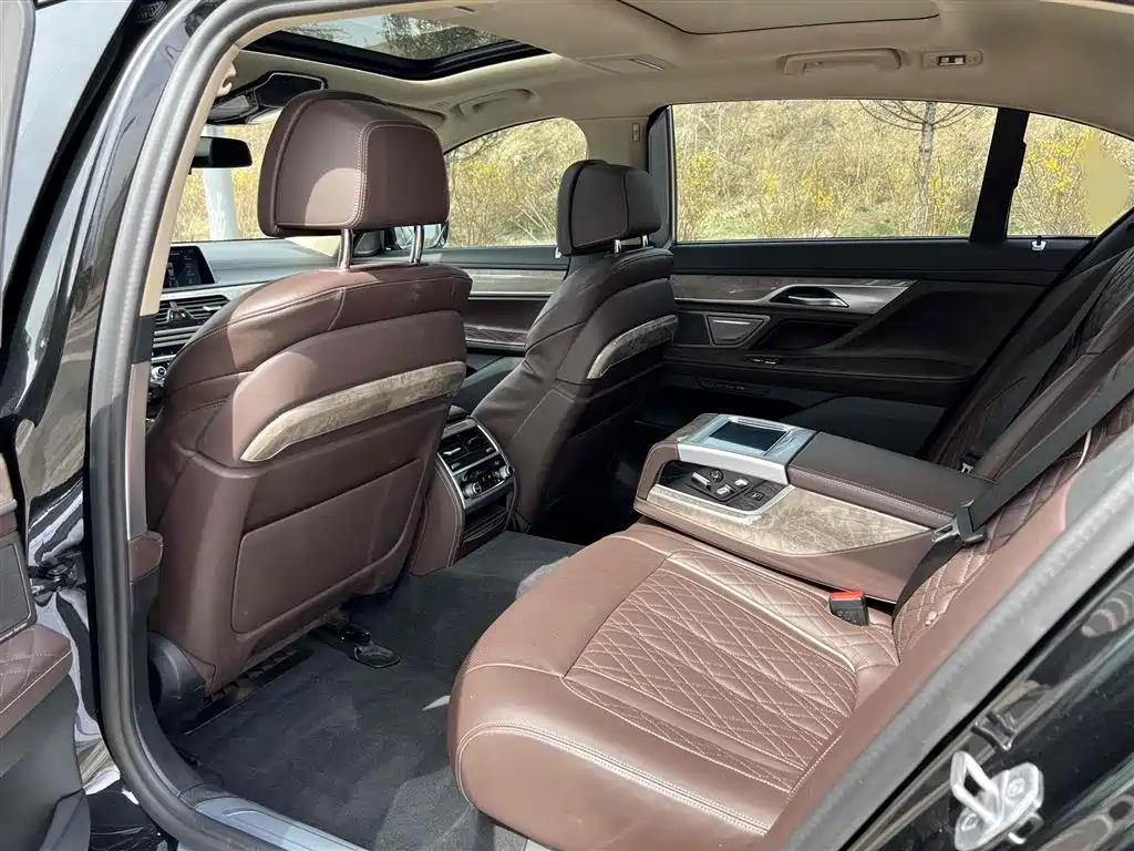 BMW 7-SERIES