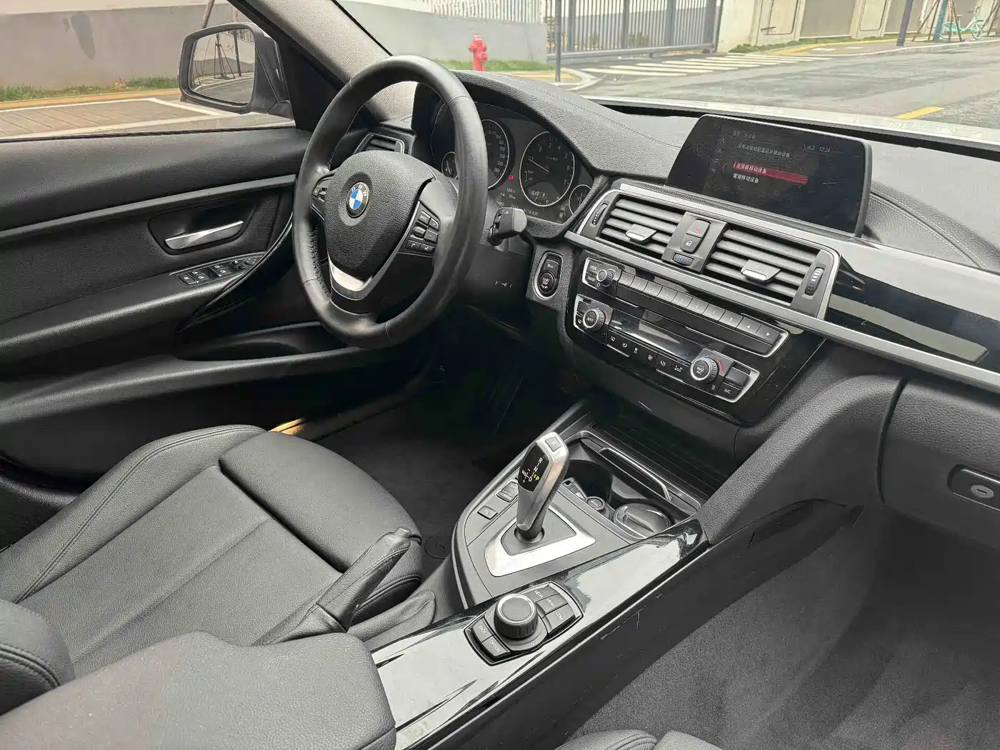 BMW 3 Series 2018 318i фото 11