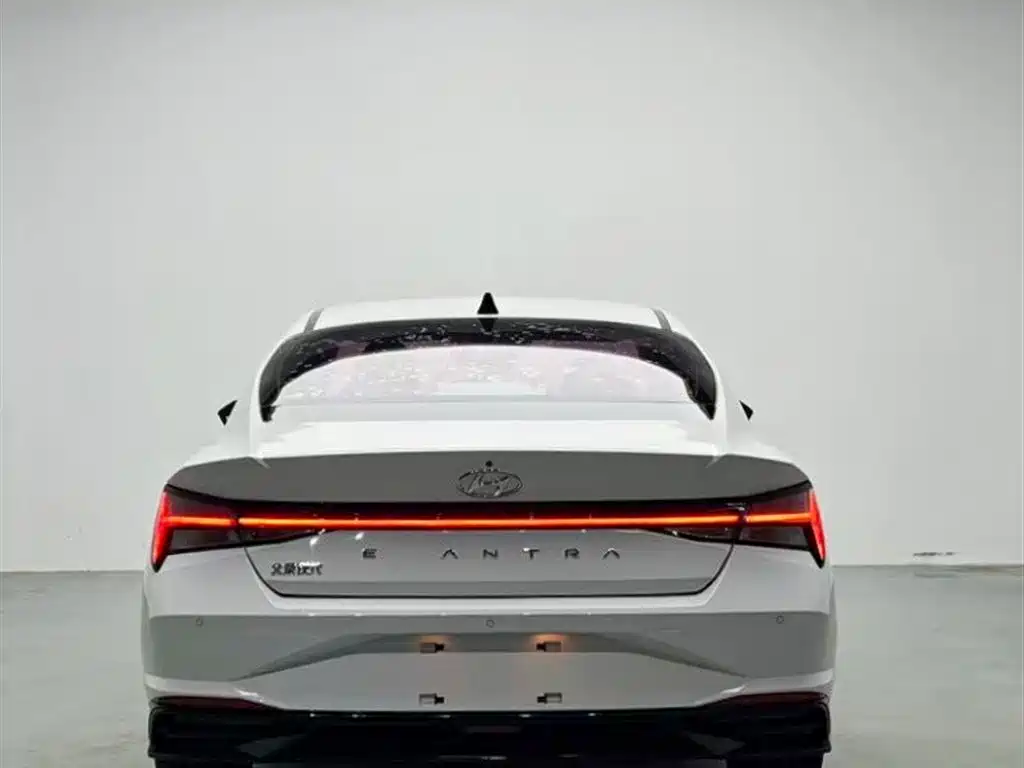 Hyundai Elantra 2021 1.5L CVT LUX Premium Edition фото 16