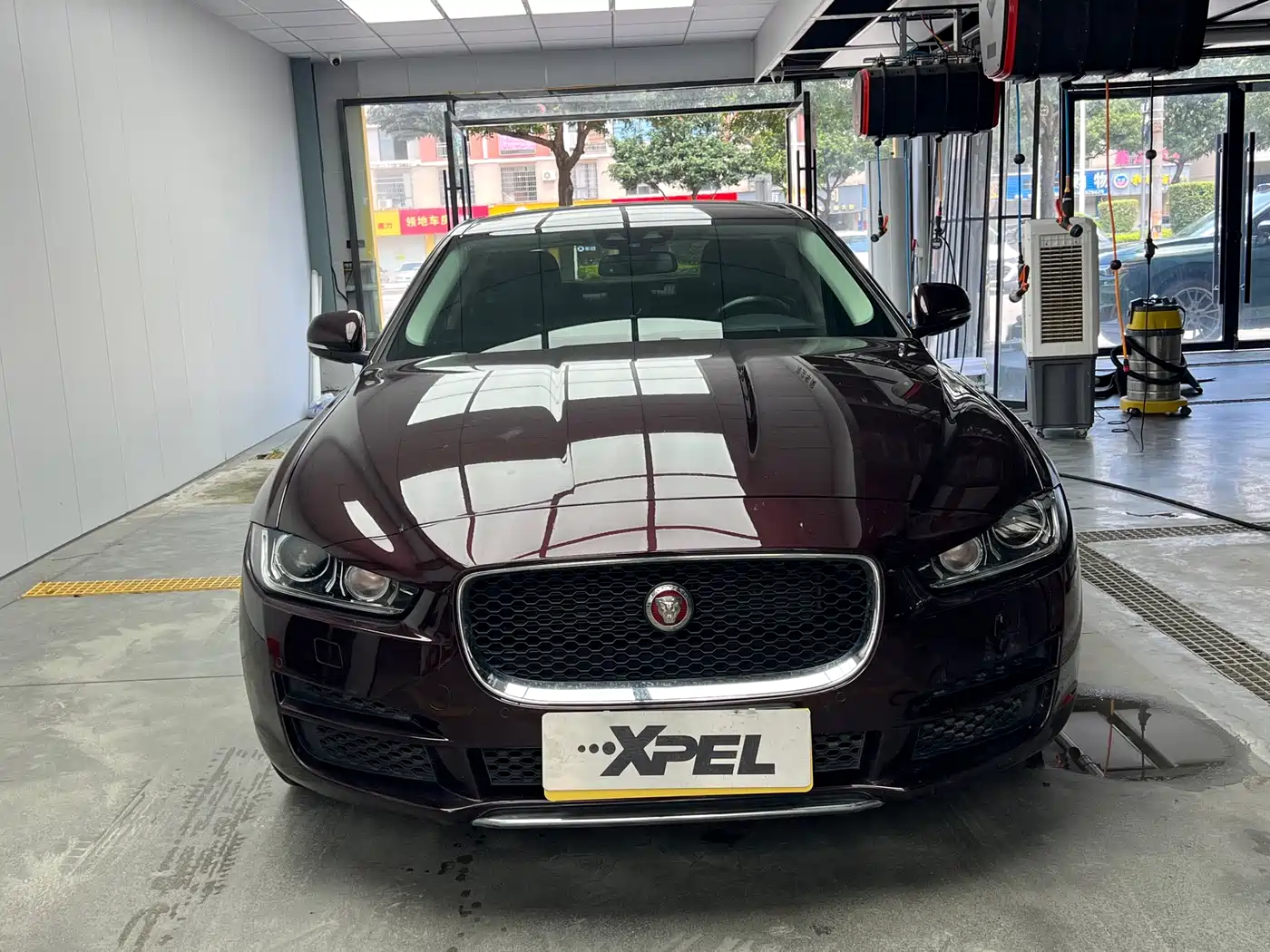 Фото 2 - Jaguar XEL