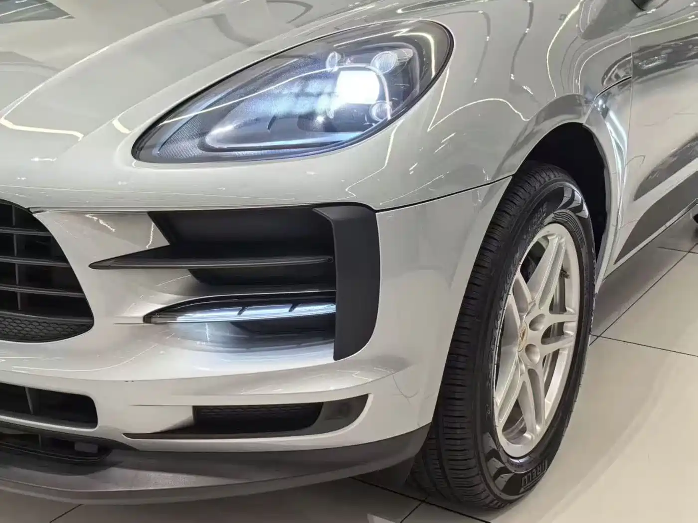 PORSCHE MACAN