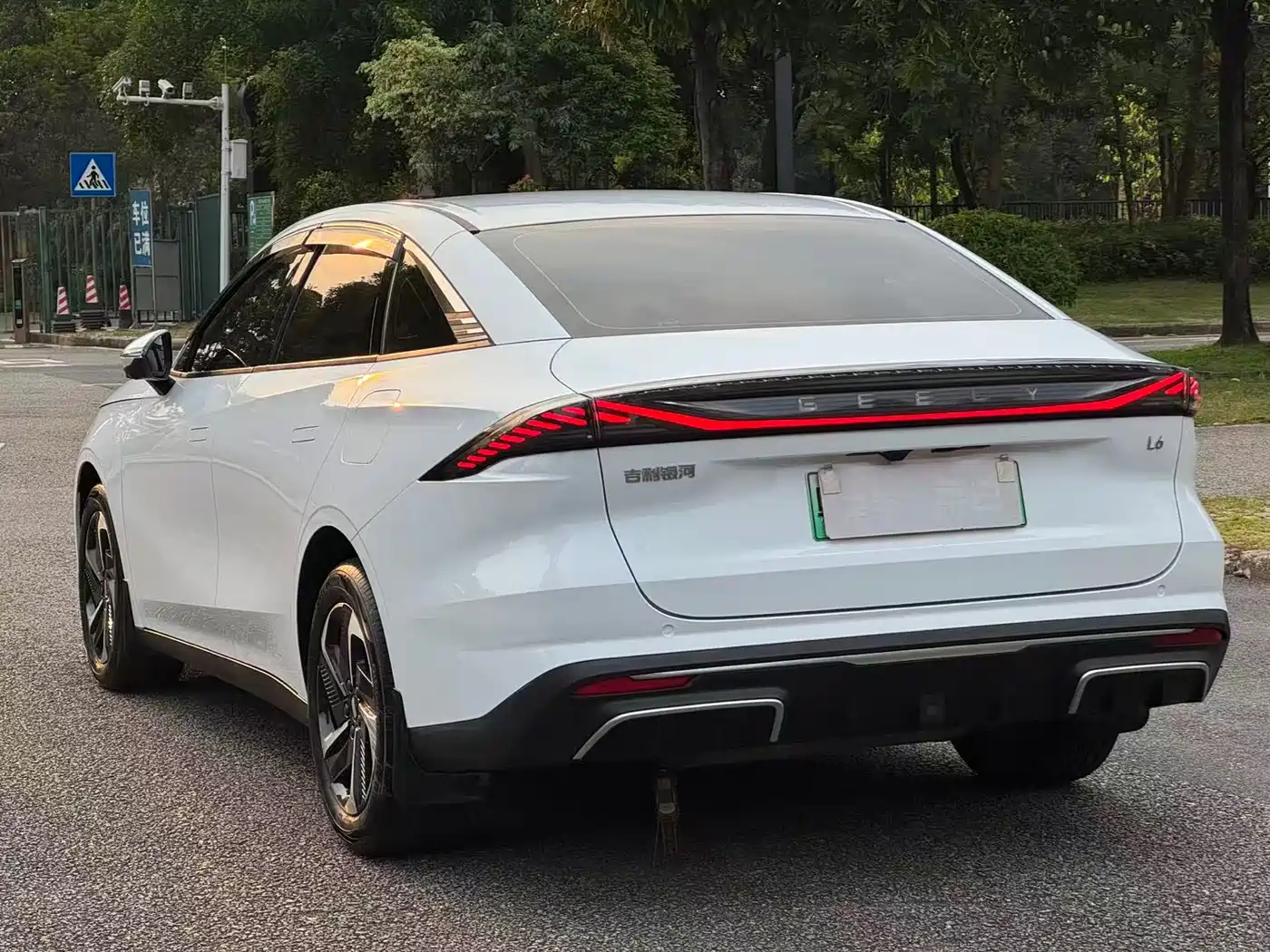 Geely Galaxy Galaxy L6 2024 125km PLUS Soaring Dragon Edition фото 6