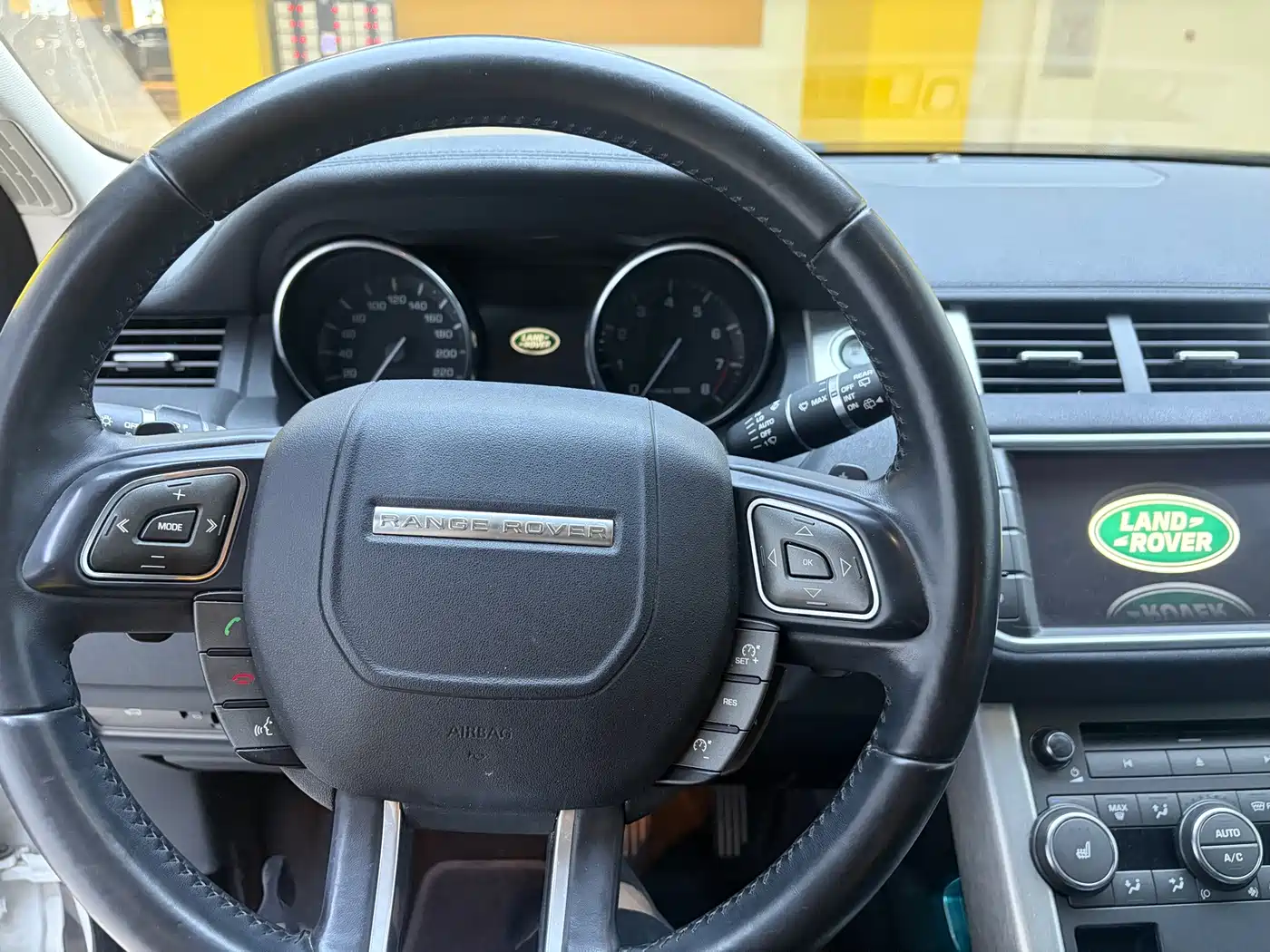 Land Rover Range Rover Evoque (Import) 2015 2014 2.0T 5-door Brilliance Premium