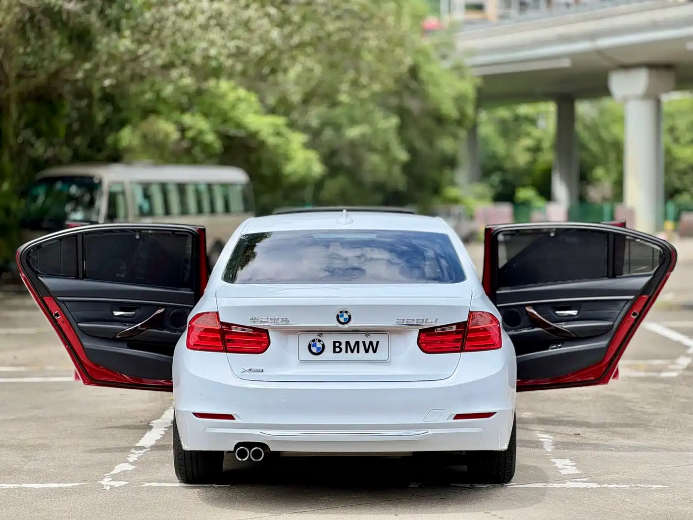 Photo 20 - BMW 3 Series