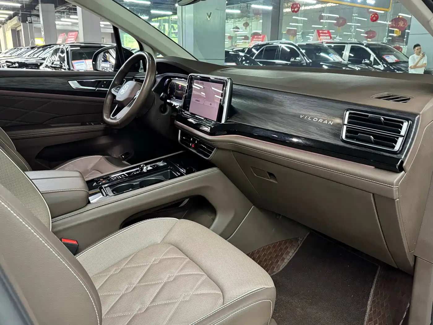Volkswagen Viloran 2023 380TSI Premium Edition фото 17