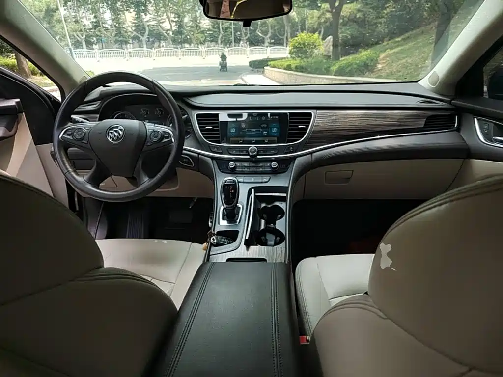 Photo 10 - Buick LaCrosse