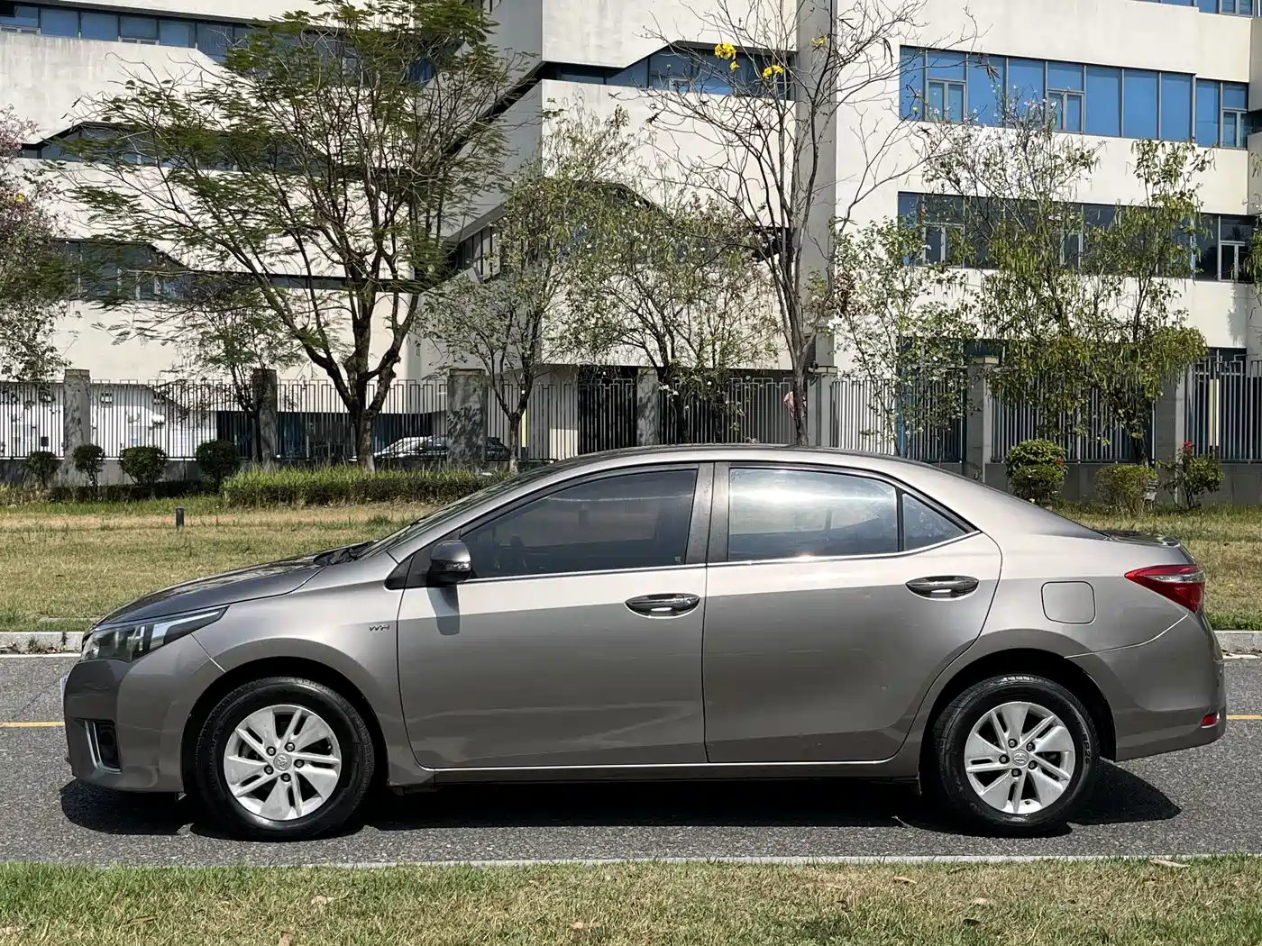 Toyota Corolla 2014 1.6L CVT GL фото 3