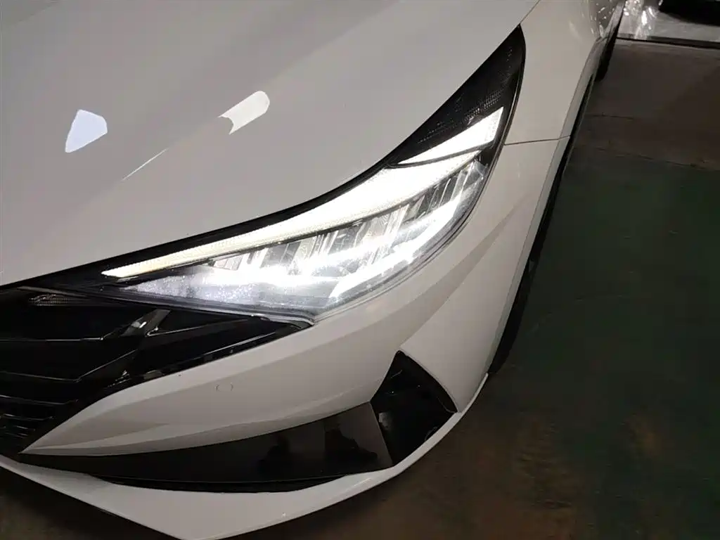 Hyundai Elantra 2021 1.5L CVT LUX Premium Edition фото 24