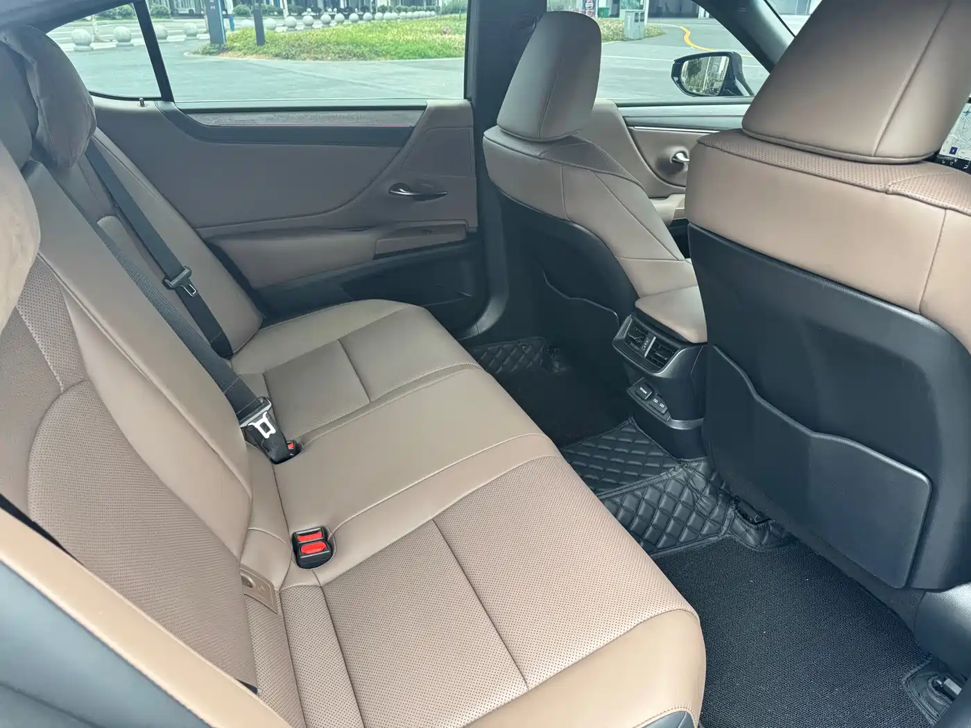Lexus ES 2026 2025 300h Ultimate Edition