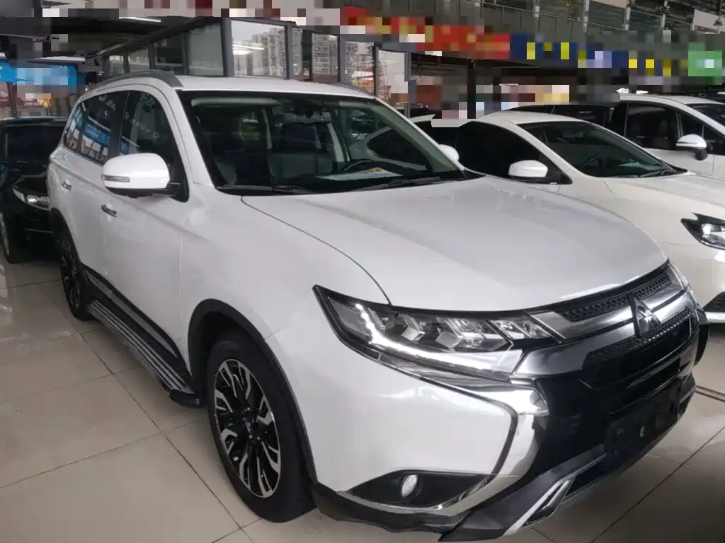 Фото 4 - Mitsubishi Outlander