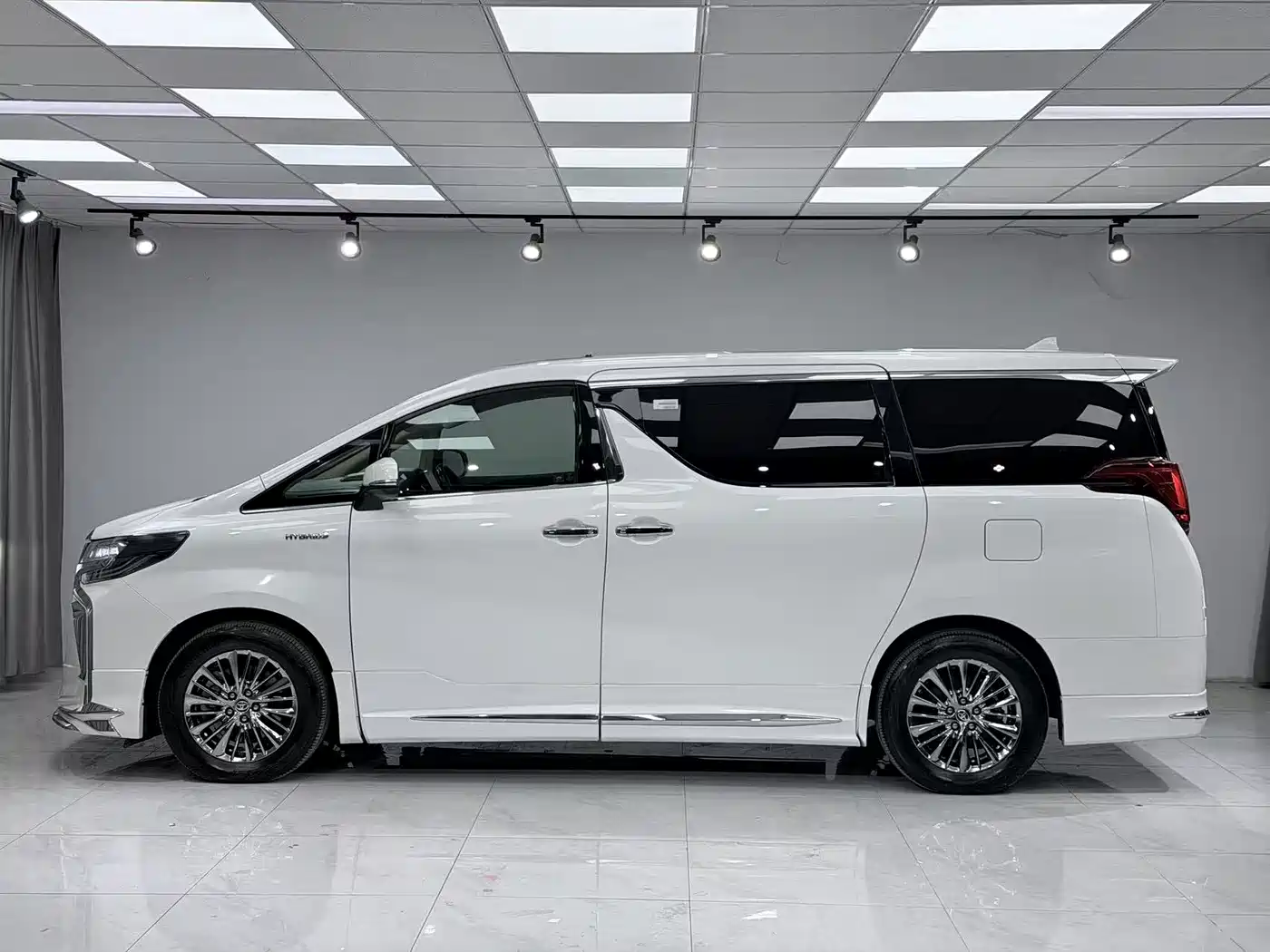 Toyota Vellfire 2020 Twin Engine 2.5L HV Premium Edition фото 3