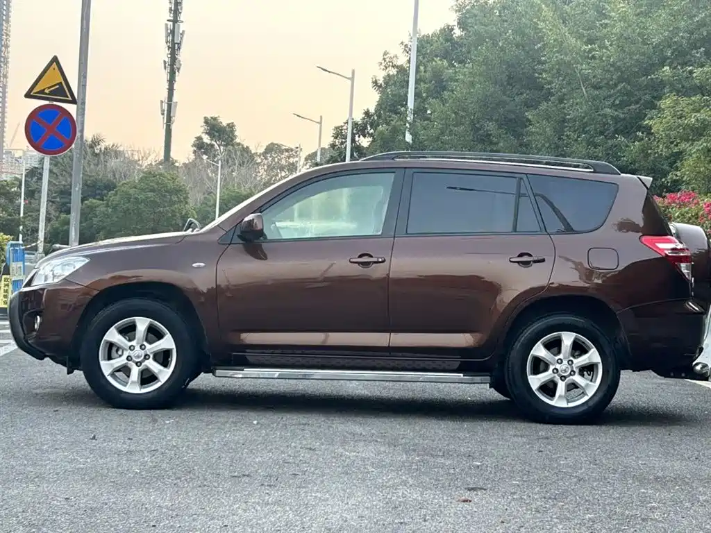 Toyota RAV4 Rongfang 2011 2.0L Automatic Classic Edition фото 7